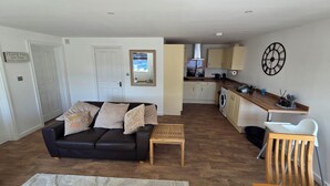 Smart TV - Luxury 2-Bed New Forest Retreat with Paddocks, Animals & Hot Tub (Dogs Welcome) (Southampton)