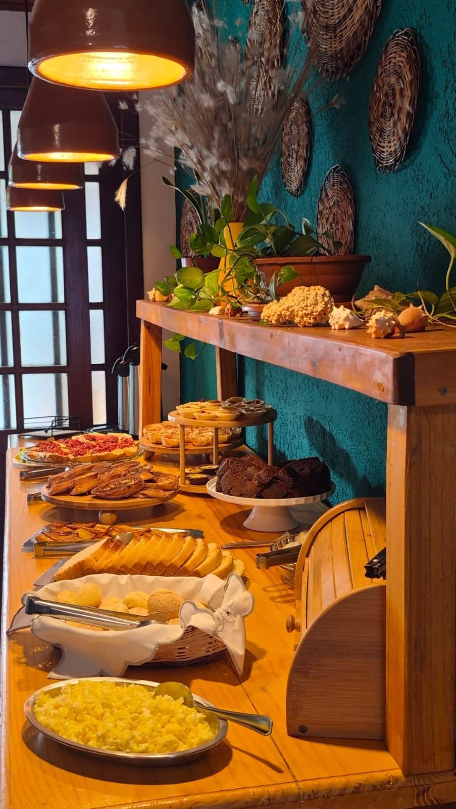 Een buffet met verschillende soorten eten en een houten toonbank.