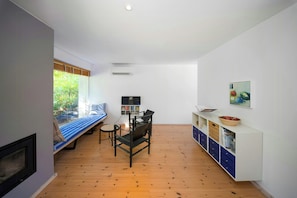 A modern room with a bed, a desk, a chair, a bookshelf, and a painting on the wall. - Private summer house in nature near Ebeltoft (Ebeltoft)