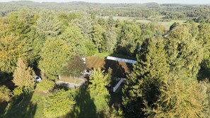 A house surrounded by dense forest with a clear sky. - Private summer house in nature near Ebeltoft (Ebeltoft)