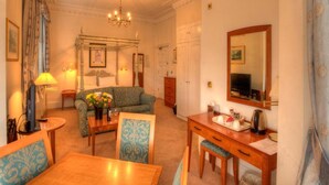 Unclassified image, 5 of 18, button - Waterloo Hotel (Newport)