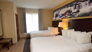 Habitación de hotel con dos camas, una mesita de noche, una lámpara, un cuadro de una cascada, una ventana con cortinas y un banco de madera.