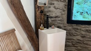 シャワー、ヘアドライヤー、タオル、石鹸