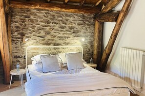 Skrivbord, strykjärn/strykbräda, gratis wi-fi och sängkläder