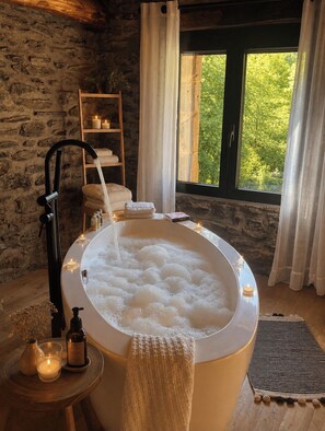 Spa - Renovated Cévennes-style house – heated pool in the woods   (Les Plantiers)