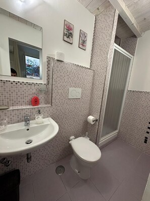 Bathroom - Vrbo Property (Roma)