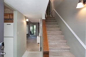 Eine Treppe mit einem hölzernen Geländer, das zu einer Aussichtsplattform führt.