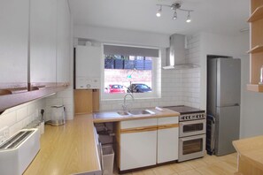 Private kitchen - Stylish 3BR Apartment | Clapham Junction | Parking (London)