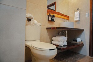 Chambre, plusieurs lits, vue vignoble | Salle de bain
