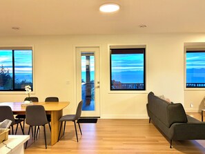 Dining - 4-bdrm brand New Suite w/ 180° panoramic Ocean View in prestigious North Nanaimo (Nanaimo)