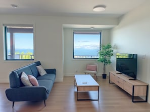 Living area - 4-bdrm brand New Suite w/ 180° panoramic Ocean View in prestigious North Nanaimo (Nanaimo)