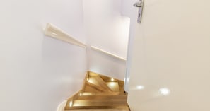A staircase with a wooden finish and a white handrail. - South Kensington Base Near Chelsea (London)