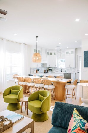 Een modern interieur met een eethoek, keuken en woonruimte.