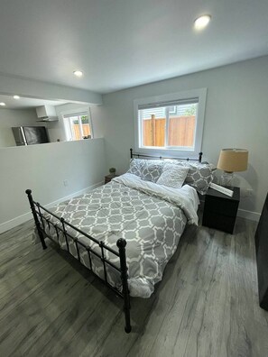 Room - Private Urban Studio in the Heart of the City (Port Coquitlam)