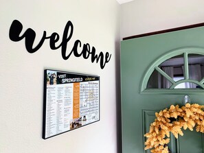 A welcome sign and a visitors map for Springfield Historic Downtown. - Beautiful 4-bedroom house in Springfield perfect for your getaway (Springfield)