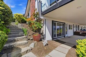 Exterior - Cascade & Sammamish: 180° Mountain & Lake Views (Bellevue)