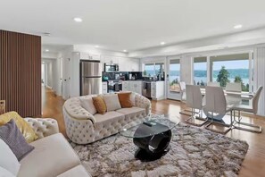 Living area - Cascade & Sammamish: 180° Mountain & Lake Views (Bellevue)
