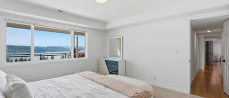 3 bedrooms, desk, iron/ironing board, WiFi (free)