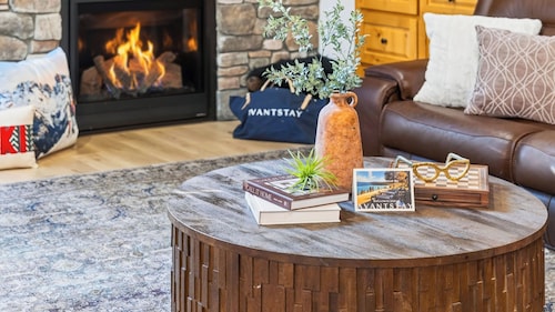 Gold Bear by Avantstay Hot Tub + Big-screen Movie Room + Grill Deck Near Lifts + Village