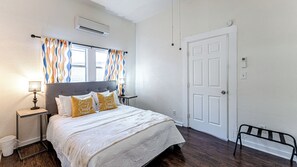 Unclassified image, 2 of 9, button - Riverwalk Retreat - 78202 (San Antonio)