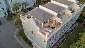 A multi-story hotel with a rooftop terrace featuring outdoor seating and a pool. - Drift & Dwell 30A by Avantstay Rooftop Terrace + Pool Access Walk to Beach + Gulf Place (Santa Rosa Beach)