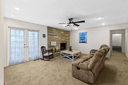 WINTERSMITH RETREAT - A spacious 4-bedroom home 2 blocks from Wintersmith Park