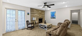 WINTERSMITH RETREAT - A spacious 4-bedroom home 2 blocks from Wintersmith Park