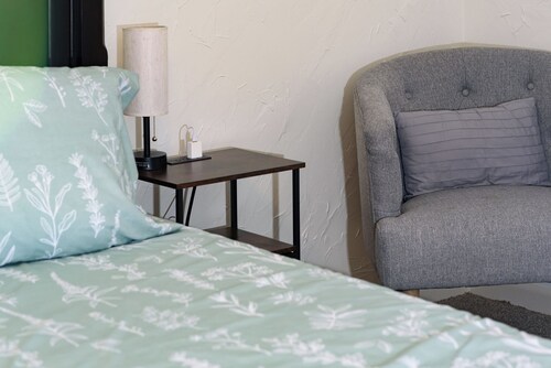 WINTERSMITH RETREAT - A spacious 4-bedroom home 2 blocks from Wintersmith Park