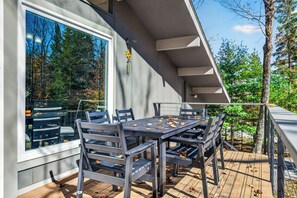 Outdoor dining - 4br Home with Hot Tub + Sauna + Shuttle or Walk to Stratton! (Winhall)