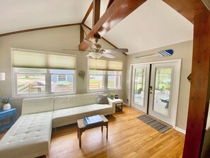 Living area - Cottage on the Water (Sneads Ferry)