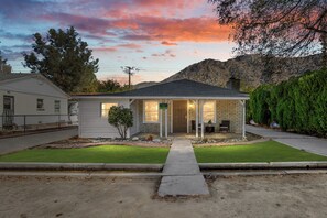 A two-story house with a front porch, a small garden, and a mountain backdrop. - Kernville Center/Walk/2 Hot Tubs/2 Units/Mini Golf (Kernville)