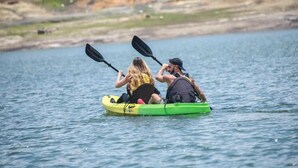 Two people kayaking on a calm body of water. - Ivy - with lake view (Guatapé)