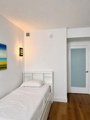 Unclassified image, 3 of 27, button - Luxury 2-bedroom apartment with amenities in Downtown Miami, featuring ocean and park views (Miami)