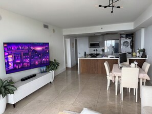 Unclassified image, 4 of 27, button - Luxury 2-bedroom apartment with amenities in Downtown Miami, featuring ocean and park views (Miami)