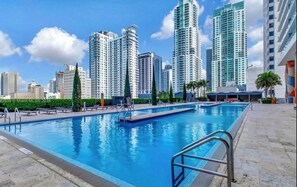 Unclassified image, 2 of 27, button - Luxury 2-bedroom apartment with amenities in Downtown Miami, featuring ocean and park views (Miami)