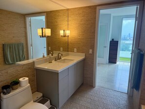 Unclassified image, 5 of 27, button - Luxury 2-bedroom apartment with amenities in Downtown Miami, featuring ocean and park views (Miami)