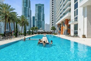 Unclassified image, 2 of 24, button - Luxury 2-bedroom apartment with amenities in Downtown Miami, featuring ocean and park views (Miami)