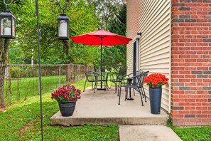 A patio with outdoor furniture, a red umbrella, and potted plants. - Hoosier House on S. Park Ave. Newly renovated, Close to IU Campus, (Bloomington)