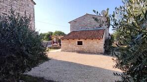 A stone building with a tiled roof, a gravel driveway, and olive trees. - La Dolce Villa
Cosy stone Villa, Istria
Pet Friendly, 
Private pool (Kanfanar)