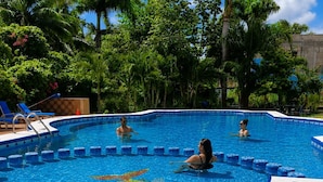 Una piscina con borde de azulejos y un diseño decorativo en el centro.