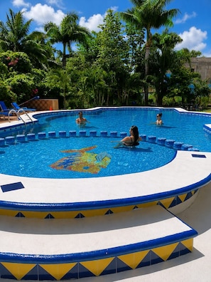 A swimming pool with a tiled edge and a decorative pattern in the center. - Cúpulas Blue Wellness Residence (Cozumel)