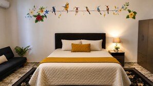 Un dormitorio con cama, mesita de noche, lámpara, armario y un mural decorativo.