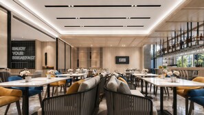 Uma área de refeições moderna com várias mesas e cadeiras, um espaço de bar com garrafas, e uma janela grande que oferece uma vista.