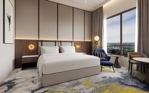Et moderne hotelværelse med en stor seng, et siddeområde med udsigt og et bybillede, der ses gennem vinduet.