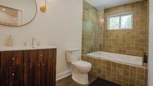 Bathroom - Pecan Manor Off Main - Historic Downtown Franklin (Franklin)