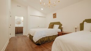 Room - Pecan Manor Off Main - Historic Downtown Franklin (Franklin)