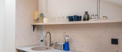 Coffee/tea maker, fridge, microwave, oven