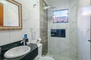A bathroom with a marble sink, a shower, and a window. - Apt With Grill 70m From the Beach - Mta0101 (Barra Velha)