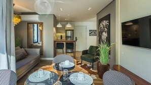 Basic Apartment | Ruang tamu | 40 inci televisyen dengan digital 