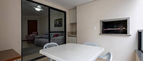 Basic Apartment | Dining